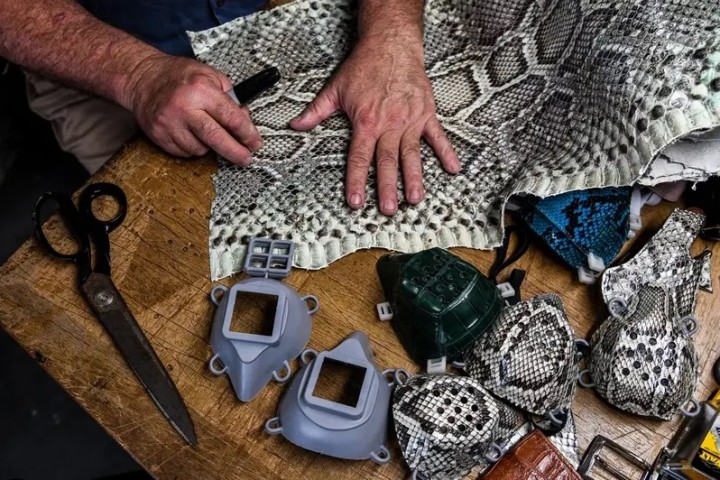 Coronavirus : Un Américain fabrique des masques en peau de python ou d’iguane